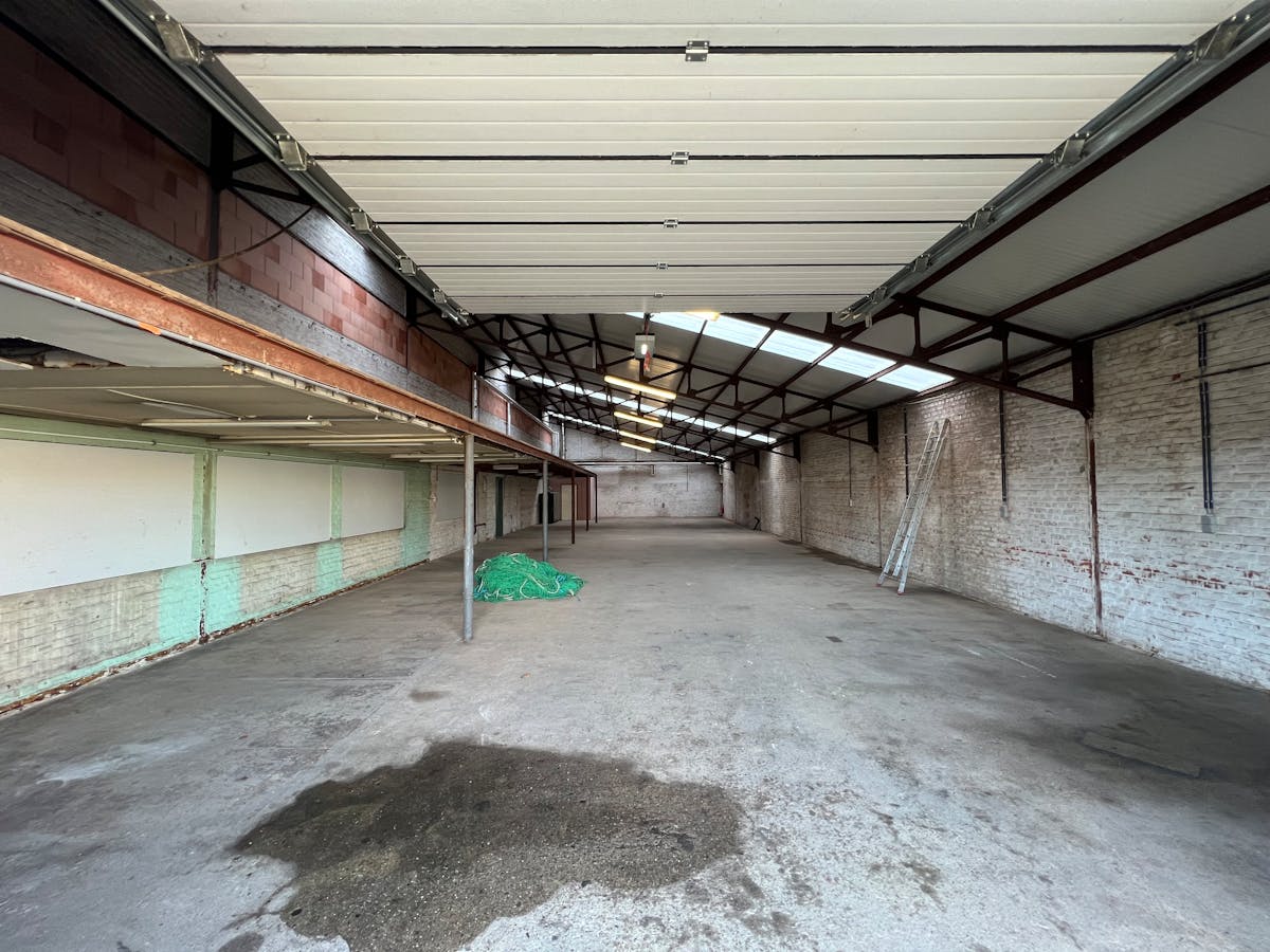 Warehouse of approximately 342m² centrally located in Izegem - photo 4