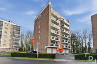 Prachtig gelegen en ruim appartement met garage te koop in Ieper, ideaal voor eigen bewoning of investering.Dit appartement is als volgt ingedeeld: Leefruimte met grote raampartijen die uitkijken op een zuid-west gericht terras. De keuken is volledig uitgerust en heeft een praktische indeling, met aanvullend een ruime opbergruimte. De badkamer is uitgerust met een douche in bad en een wastafel. In de centrale hal vinden we een apart toilet en toegang tot de slaapkamers. Er zijn 3 slaapkamers aanwezig, waarvan één toegang heeft tot een apart terras aan de achterzijde van het gebouw. Op het gelijkvloers vinden we een privé garage die uitkomt aan de voorkant van het gebouw en in de kelderverdieping vinden we een kelderberging.Het appartement ligt in een rustige, goed bereikbare buurt met gemakkelijke toegang tot winkels, scholen, openbaar vervoer en recreatiemogelijkheden.Extra's:* EPC-F: Na het plaatsen van lucht-luchtwarmtepomp stijgt het EPC-label naar B* Eigen garage* Elektrische verwarming* Centrale ligging in IeperDit pand kan onderhevig zijn aan de renovatieverplichting die door de Vlaamse overheid wordt opgelegd voor residentiële gebouwen.Consulteer voor meer informatie de website van het Vlaams Energie- en Klimaatagentschap via https://www.vlaanderen.be/een-woning-kopen/renovatieverplichting-voor-residentiele-gebouwen-vanaf-2023.