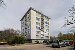 <p><span>Kerkeveldlaan 41 (5e verd.) - Deurne</span></p><p><span> </span></p><p><span>Ideaal startersappartement (49 m²) met 1 slaapkamer in Deurne.</span></p><p><span> </span></p><p><span>Je woont hier op een rustige locatie aan de voet van het Bisschoppenhofpark, terwijl je tegelijk geniet van een uitstekende bereikbaarheid. Dankzij de nabijheid van de Bisschoppenhoflaan en de Ter Heydelaan zijn er tal van openbare vervoersmogelijkheden en bereik je de snelweg in een mum van tijd. Ook velo-stations bevinden zich op wandelafstand.</span></p><p><span>Het appartement is gelegen op de vijfde verdieping van een goed onderhouden gebouw van 7 hoog, waarvan het dak reeds geïsoleerd werd. De vaste kosten bedragen €115/maand en de verwarming is gemeenschappelijk op mazout. In 2014 werden nieuwe PVC-ramen geplaatst en de elektriciteit is conform.</span></p><p><span>Dankzij de hoge ligging geniet je hier van een aangename lichtinval en een open zicht over de omgeving. Het appartement omvat een lichtrijke woonkamer (25 m²), een aparte keuken (4 m²) met basisuitrusting, een slaapkamer (12 m²) en een badkamer (4 m²) met douchecabine, toilet, handdoekdroger en lavabomeubel.</span></p><p><span>Tot slot zijn er nog een privatieve kelderberging en een gemeenschappelijke fietsenstalling aanwezig.</span></p><p><span>Ben je op zoek naar een betaalbaar startersappartement of een interessante investering op een goed bereikbare locatie? Mis deze kans niet! Bewoonbare opp. 49 m² – ref.: bruto vloeropp. Voor meer info of een gratis schatting surf naar </span><span><span>www.hansimmo.be</span></span></p><p><span> </span></p>