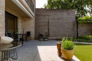 Voor meer info contacteer Eva via 0475 69 38 22 of eva@vicusvastgoed.beIn het centrum van Aartrijke vindt u dit ruime, instapklare en hoogwaardig...