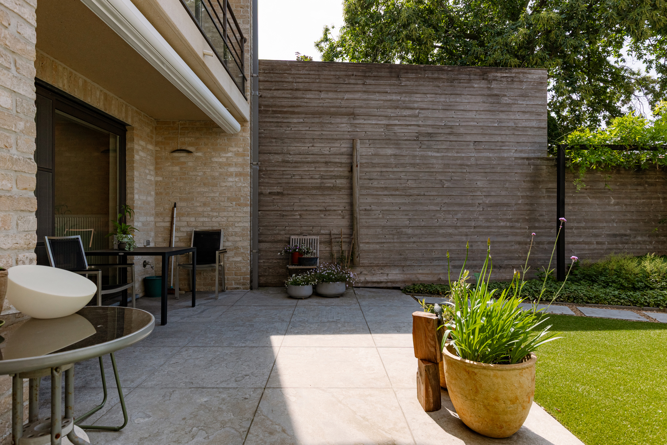 Drie slaapkamer appartement met mooi aangelegde tuin!  - foto 2