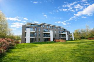 <p><strong>LIGGING<br /><br /></strong>De nieuwe residentie Hugo Claus is gelegen middenin een nieuwe woonzone, een kwalitatieve leefomgeving voor jong en oud.<br />U geniet er een uitermate centrale locatie, er is een vlotte connectie met de wagen naar belangrijke invalswegen. De R4 maar ook scholen, openbaar vervoer, grootwarenhuizen zijn vlakbij.<br /><br />Deze residentie geniet een centrale ligging, doch een groene omgeving in combinatie met een moderne architectuur en kwalitatief wooncomfort.<br /><br /><strong>PROJECT en AFWERKING<br /><br /></strong>Residentie Hugo Claus omvat 25 nieuwbouwappartementen met diverse ondergrondse autostaanplaatsen.<br /><br />De appartementen zijn voorzien van alle moderne comfort.<br /><br />Ze zullen voorzien zijn van een warmtepomp en zonnepanelen waardoor er een uiterst energievriendelijk en een scherp E-peil zal zijn.<br /><br />De appartementen variëren qua oppervlaktes, alle units beschikken over 2 of 3 slaapkamers en een terras van minstens 9 tot wel 62 m².<br /><br />Het project wordt volledig opgebouwd met kwalitatieve en onderhoudsvriendelijke materialen die de duurzaamheid en het esthetische van het gebouw ten volle garanderen.<br /><br />Tijdens de ontwikkeling van het project is er oog voor detail, de ontwikkelaar staat dan ook garant voor een kwalitatieve bouw.<br /><br />Er is een verplichting tot aankoop van een autostaanplaats.<br /><br />Bent u op zoek naar een nieuwbouwappartement op een centrale locatie in Oostakker, vlakbij de R4 waar u een vlotte verbinding geniet doch omgeven door het groen, contacteer Arthur op 0473 90 90 94</p>