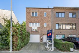 Deze goed onderhouden bel-etagewoning is gelegen op een perceel van 2a47ca in Kessel-Lo en combineert een rustige woonomgeving met een uitstekende bereikbaarheid. Dankzij de nabijheid van de E314, het Provinciaal Domein van Kessel-Lo, scholen, winkels en het station van Leuven woon je hier op een strategisch goede locatie.<br /><br />Via de inkomhal bereiken we op het gelijkvloers de wasruimte en de inpandige garage, waar twee wagens achter elkaar kunnen parkeren. Vanuit de garage is er rechtstreeks toegang tot de gezellige stadstuin, waar het aangenaam en rustig vertoeven is.<br /><br />Op de eerste verdieping geeft de overloop toegang tot een afzonderlijk gastentoilet, een lichtrijke leefruimte met zicht op het terras en de tuin, een aanpalende keuken en een handige bureauhoek.<br /><br />De tweede verdieping omvat drie slaapkamers en een badkamer. Onder het dak bevindt zich bovendien nog een volledig afgewerkte vierde slaapkamer met ingemaakte kasten — ideaal als extra slaapkamer, hobbyruimte of thuiskantoor.<br /><br />Verder beschikt de woning over een oprit voor één wagen en tal van comfortvoorzieningen zoals een goede EPC-score (B = 147 kWh/m²/jaar), rolluiken op de slaapkamers, een automatische sectionale garagepoort, een laadpaal voor een elektrische wagen en is de woning Asbestvrij ! Een ideale gezinswoning voor wie comfortabel wil wonen op een centrale locatie nabij Leuven.<br /><br />Aarzel niet en neem voor extra informatie of een bezoek contact op met Jan Schrijvers via 0495 18 95 81 of janschrijvers@immojanstas.be.<br /><br />Bijkomende info (EPC, bodemattest, elektriciteitsattest, enz...) kan U hier downloaden ↓