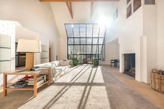 <p>Deze uitzonderlijke villa, ontworpen door de gerenommeerde architecte <strong>Claire Bataille</strong>, belichaamt tijdloze architectuur op maat van een gezin, discreet ingebed in een groene en serene omgeving. De tuin, ontworpen door <strong>Wirtz</strong>, creëert een zeldzame intimiteit aan zowel de entree als de leefruimtes en vormt een perfect evenwicht tussen architectuur en landschap.</p>
<p>Op het gelijkvloers ontvouwt zich een indrukwekkend salon met grote open haard, badend in licht en gekenmerkt door een prachtige dubbele plafondhoogte. Aansluitend bevinden zich een aparte pianoruimte en een sfeervolle bridgehoek. De volledig geïnstalleerde keuken ligt aan de tuinzijde en sluit naadloos aan op de eetplaats en de tuinkamer, waar binnen en buiten moeiteloos in elkaar overvloeien. Verder beschikt het gelijkvloers over drie comfortabele kinderslaapkamers, en 2 badkamers.</p>
<p>De eerste verdieping is voorbehouden voor de master suite, met slaapkamer, dressing en badkamer, evenals een ruim bureau dat desgewenst ook als extra slaapkamer kan worden ingericht.</p>
<p>De prachtig aangelegde tuin met zwembad vervolledigt dit unieke geheel.</p>
<p>Een waar <strong>architecturaal pareltje</strong> voor wie niet op zoek is naar trends, maar naar de blijvende kracht van tijdloos design, waarin elk detail perfect in balans is met het grotere geheel.</p>
<p>Deze uitzonderlijke villa, ontworpen door de gerenommeerde architecte <strong>Claire Bataille</strong>, belichaamt tijdloze architectuur op maat van een gezin, discreet ingebed in een groene en serene omgeving. De tuin, ontworpen door <strong>Wirtz</strong>, creëert een zeldzame intimiteit aan zowel de entree als de leefruimtes en vormt een perfect evenwicht tussen architectuur en landschap.</p>
<p>Op het gelijkvloers ontvouwt zich een indrukwekkend salon met grote open haard, badend in licht en gekenmerkt door een prachtige dubbele plafondhoogte. Aansluitend bevinden zich een aparte pianoruimte en een sfeervolle bridgehoek. De volledig geïnstalleerde keuken ligt aan de tuinzijde en sluit naadloos aan op de eetplaats en de tuinkamer, waar binnen en buiten moeiteloos in elkaar overvloeien. Verder beschikt het gelijkvloers over drie comfortabele kinderslaapkamers, en 2 badkamers.</p>
<p>De eerste verdieping is voorbehouden voor de master suite, met slaapkamer, dressing en badkamer, evenals een ruim bureau dat desgewenst ook als extra slaapkamer kan worden ingericht.</p>
<p>De prachtig aangelegde tuin met zwembad vervolledigt dit unieke geheel.</p>
<p>Een waar <strong>architecturaal pareltje</strong> voor wie niet op zoek is naar trends, maar naar de blijvende kracht van tijdloos design, waarin elk detail perfect in balans is met het grotere geheel.</p>