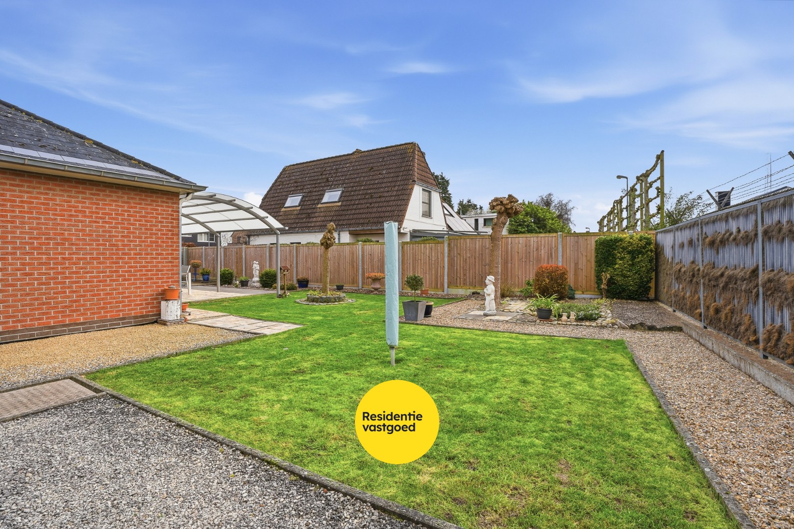 Alleenstaande bungalow met garage en tuin  op 684 m² - foto 3