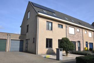 <p><span>Deze mooie halfopen bebouwing te Stabroek is gelegen in een rustige, gevestigde woonwijk nabij het centrum. Met een bewoonbare oppervlakte van 194 m² (excl garage) en een grondoppervlak van 394 m², biedt deze moderne woning u voldoende ruimte en privacy.</span></p><p><span> </span></p><p><span>De benedenverdieping betreedt u via de inkom aan de zijkant van de woning, hier vindt u het gastentoilet en de ingerichte bureau-ruimte, de woonkamer van 42 m² is voorzien van een tegelvloer en de open, volledig uitgeruste keuken met eiland werd vernieuwd in 2021, verder vindt u hier nog een praktische bijkeuken en toegang tot de garage. Op de eerste verdieping bevinden zich 3 slaapkamers (7-10 en 16 m²) en een netjes afgewerkte badkamer met douche, ligbad, wastafel en 2de toilet. De zolderverdieping te bereiken via een vaste trap is ingedeeld in een grote slaapkamer van ca. 27 m² en een handige, ruime bergkamer.</span></p><p><span> </span></p><p><span>De tuin is uitstekend verzorgd en aangelegd met sierbeplanting en hagen alsook een gezellig terras om buiten te eten voorzien van een zonnetent en een lounge terras. </span></p><p><span> </span></p><p><span>Deze woning combineert modern comfort en leefruimte met een praktische indeling en biedt een uitstekende nieuwe thuis voor een (groot) gezin.</span></p>