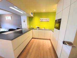 Pal op de Markt in Geel bevindt zich dit volledig gerenoveerde appartement van circa 96 m² op de eerste verdieping. Het omvat een ruime woonkamer met keuken, twee slaapkamers, badkamer, afzonderlijk toilet en berging. Lift, zeer ruim gemeenschappelijk dakterras en ondergrondse parkeerplaats nr. 43 aanwezig EN INBEGREPEN IN DE VRAAGPRIJS!<br /><br />EPC: 66 kWh/(m² jaar) – label A. Elektrische installatie conform. Asbestattest: asbestveilig. Momenteel bemeubeld verhuurd tot en met 31 december 2026 en vrij beschikbaar vanaf 1 januari 2027, onder voorbehoud.<br /><br />Wettelijke informatie: P-score B – G-score B. Niet gelegen in een afgebakend overstromingsgebied of afgebakende oeverzone. Omgevingsvergunning voor stedenbouwkundige handelingen uitgereikt. Bestemming: kerngebied voor wonen en winkelen en zone voor wegenis en openbaar domein volgens RUP Winkelwandelgebied. Geen herstel- of beveiligingsmaatregelen of hangende procedures gekend. Geen voorkooprecht ruimtelijke ordening. Geen omgevingsvergunning voor het verkavelen van gronden. Niet gelegen in watergevoelig openruimtegebied.