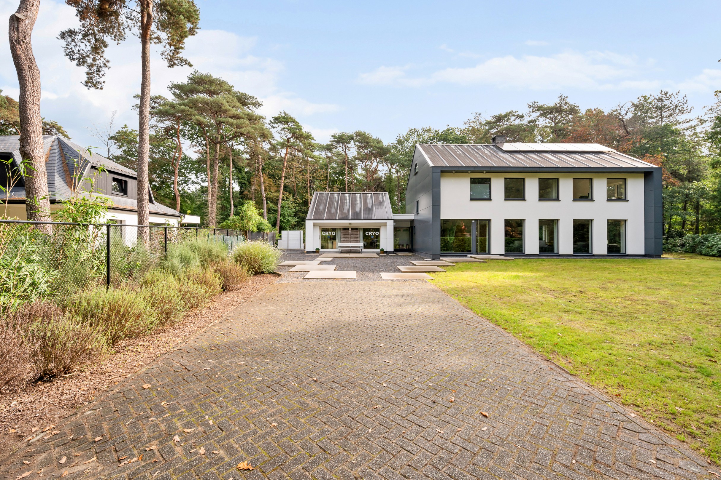 Ruime villa met multifunctioneel gedeelte op ca. 3.533 m² - foto 4