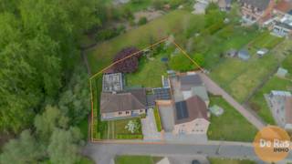 <strong>EERSTE BEZOEKDAG ZAT. 23/05 VAN 9U TOT 13U (enkel op afspraak!).</strong><br /><strong>HILLEGEM – Verzorgde bungalow met schitterende tuin in groene omgeving.</strong><br /><br />Deze instapklare bungalow bevindt zich in een rustige zijstraat van de Provincieweg, die uitloopt op een landelijke en groene omgeving. Omringd door groen en rust geniet deze eigendom van optimale privacy, unieke opportuniteit. Doorheen de jaren werd de woning zorgvuldig gerenoveerd, met bijzondere aandacht voor zowel esthetiek als energiezuinigheid. Dankzij het D-label geldt er geen renovatieverplichting. Bovendien beschikt de woning over dubbele beglazing, vloerisolatie, een spouwmuur en zonnepanelen.<br /><br />De indeling omvat een ruime inkomhal met vestiaire/wasplaats, een lichtrijke en aangename leefruimte met geïntegreerde keuken, volledig uitgerust met Miele-toestellen. Verder zijn er drie volwaardige slaapkamers, waarvan één met dressing, een aparte bureau- of kinderkamer, een afzonderlijk toilet, een comfortabele badkamer en een inpandige garage. Daarnaast beschikt de woning over een ruime zolder met potentieel om verder in te richten.<br /><br />Een absolute troef is de schitterende buitenruimte, die rust en privacy uitstraalt. De tuin is omgeven door bomen en weilanden en ligt in een rustige woonwijk, terwijl de centrale ligging zorgt voor een uitstekende bereikbaarheid. Verder beschikt de tuin over verschillende gezellige zithoekjes, extra buitenbergingen/stalgebouw en een carport.<br /><br />Info en bezoek: 053/60.65.60.<br />De vermelde prijs is een richtprijs. Na ontvangst van de biedingen zal de verkoper beslissen of hij/zij de eigendom verkoopt aan het beste bod. De richtprijs is aldus niet bindend voor de verkoper. Voor meer info kunt u ons contacteren of het reglement raadplegen op onze website.