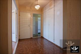 <strong><u>Op te frissen 3-slaapkamerappartement met 3 terrassen binnen de Grote Ring van Hasselt! Ondergrondse garagebox en kelderberging inbegrepen in de vraagprijs!</u><br /><br /><u>Troeven</u></strong>
<ul>
<li>Zeer centrale locatie waar zowel stadscentrum als invalswegen en de autosnelweg binnen handbereik zijn</li>
<li>EPC label B</li>
<li>Ruime oppervlakte van maar liefst 111 m²</li>
<li>3 terrassen</li>
<li>3 slaapkamers</li>
<li>Ondergrondse garagebox inbegrepen in de vraagprijs</li>
<li>Kelderberging inbegrepen in de vraagprijs</li>
<li>Ideaal voor eigen bewoning of als fijne <strong>investeringsopportuniteit</strong></li>
</ul>
<br /><strong>Locatie</strong><br />Ruim appartement op de tweede verdieping van residentie Crutzenhof — een iconisch gebouw dat elke Hasselaar kent, gelegen op de uitstekend bereikbare Alverbergsite.<br />Voor sportliefhebbers is dit een absolute toplocatie: sporthal Alverberg, tennis- en padelclub Excelsior en voetbalclub Sporting Hasselt bevinden zich letterlijk om de hoek.<br />Met de fiets bereik je in enkele minuten het bruisende stadscentrum of het station. Ook met de wagen zit je meteen op de Grote Ring, met vlotte verbindingen naar de diverse invalswegen en de E313.<br /><br /><strong>Indeling</strong><br />Het appartement is bereikbaar via één van de twee liften of de trap en biedt een ruime en praktische indeling. De lichtrijke woonkamer sluit aan op een gezellig terras met een gunstige Zuidwestoriëntatie. Er zijn drie slaapkamers, die alle drie toegang bieden tot een terras. In totaal zijn er drie terrassen en is er in het gehele appartement een aangename daglichtinval. Centraal in het appartement bevindt zich een royale inkomhal die naadloos overgaat in de nachthal. Verder beschikt het appartement over een apart toilet, een badkamer en een handige bergruimte.<br />Extra troeven zijn de privatieve garagebox en berging in de ondergrondse parking, deze zijn inbegrepen in de prijs. Daarnaast beschikt de residentie over een gemeenschappelijke fietsenstalling en een praktische afvalruimte voor gesorteerd afval.<br /><br />Dit appartement biedt enorm veel potentieel voor wie op zoek is naar ruimte, een uitstekende ligging en de mogelijkheid om het volledig naar eigen smaak op te frissen. Een bezoek meer dan waard!