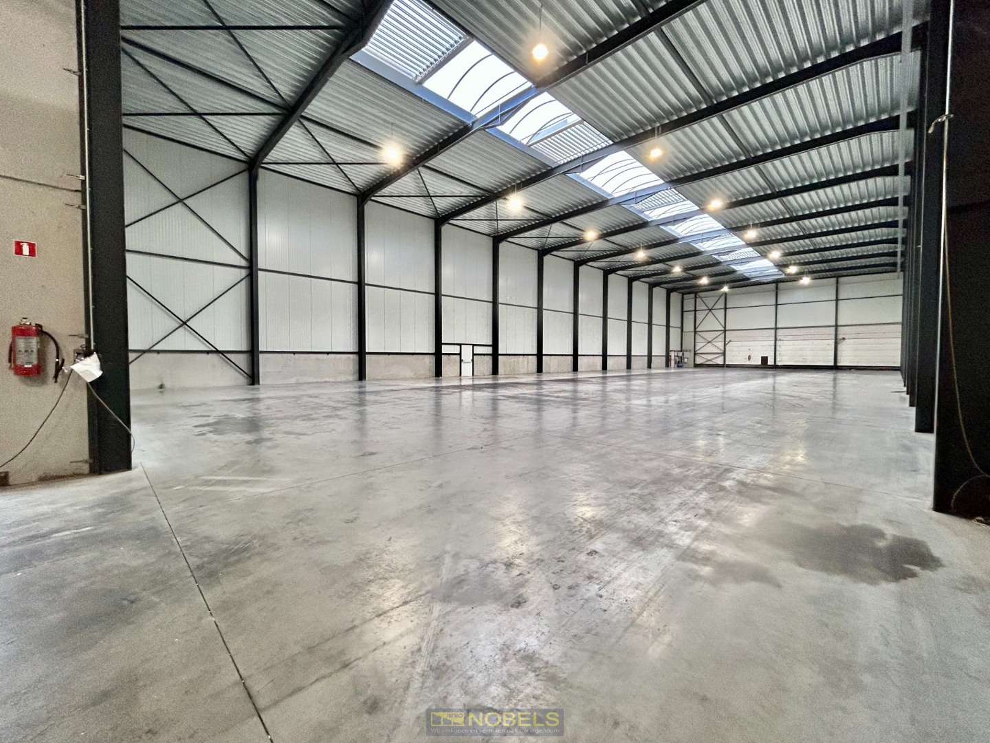 Te huur ruim, industrieel magazijn met laadkades gelegen in industriezone Ronse - foto 3