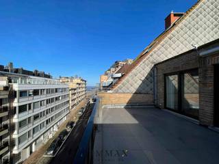 Prachtig gerenoveerde &amp; gemeubelde penthouse met 2 slaapkamers, zonneterras en zijdelings zeezicht.<br />Tijdloos gerenoveerd met hoogwaardige materialen.<br /><br />Indeling: inkom met toilet en vestiaire. Lumineuze, brede woonkamer met zit- en eetplaats uitgevend op aangenaam zonnig terras met uitzonderlijk zicht op strand en zee. <br />Volledige uitgeruste open keuken. 2 mooie slaapkamers met ingemaakte kasten, waarvan uitgeven op het terras achteraan. Badkamer en douchekamer.<br /><br />Privatieve kelderberging in de residentie en mogelijkheid tot het huren van een autostaanplaats aan 150 euro per maand<br /><br />Niet inbegrepen: 3 maanden huurwaarborg<br />Huurprijs: €3000<br />Maandelijkse kost: €150/maand<br />Exclusief: eind opkuis, 2de verblijfstaks en water, gas en elektriciteit.<br /><br />Aarzel niet om ons te contacteren voor meer informatie: tel. : 050 62 44 14 of via knokke@immax.be