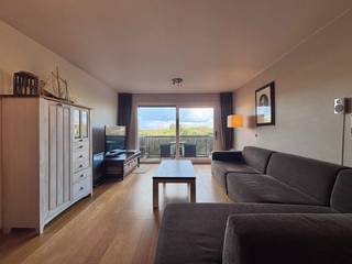 <p>Ontdek dit charmante en instapklare appartement in res. "Koksijde promenade". Dit lichtrijke appartement met een bewoonbare oppervlakte van ca. 63 m², waar comfort en functionaliteit hand in hand gaan bevind zich op wandelafstand van het centrum en ster der zee! Dit rustig gelegen appartement vormt een ideale keuze als vaste woonst, tweede verblijf aan de kust of investering.<br /><br /><u>Indeling:</u><br />Inkomhal met afzonderlijk toilet.<br />Uitnodigende leefruimte, met een gezellige zit- en eethoek die naadloos aansluit op de open, ingerichte keuken. Grote raampartijen zorgen voor een aangename natuurlijke lichtinval en geven toegang tot een terras met uitzicht op de duinen.<br />Twee comfortabele slaapkamers, die beide toegang bieden tot een tweede terras aan de achterzijde, samen bieden de twee terrassen ca. 12 m² buitenruimte.<br />Badkamer met ligbad en dubbele wastafel.<br /><br /><u>Troeven:</u></p>
<ul>
<li>Gunstige EPC: label B met een energieverbruik van 168 kWh/m² per jaar, waardoor geen renovatieverplichting.</li>
<li>Volledig gemeubileerd: De aanwezige meubels en inrichting zijn inbegrepen in de vraagprijs, waardoor u meteen kunt genieten van uw nieuwe stek aan zee. </li>
<li>Top ligging: Winkels, restaurants, recreatiemogelijkheden en openbaar vervoer bevinden zich in de nabije omgeving. Bovendien bereikt u het centrum en het strand te voet, zodat u optimaal kunt genieten van alles wat Koksijde te bieden heeft.</li>
<li>Dubbele buitenruimte: Aan de voorzijde geniet u van een terras met duinenzicht nabij Ster der zee. Aan de achterzijde bevindt zich een praktisch terras die verbonden is met beide slaapkamers.</li>
</ul>
<p><br />Bel Dimitri, ook op zon-en feestdagen, 0487/787.159,<br />Stuur een mail naar dimitri@immo-maritiem.be<br />of kom langs op kantoor 'Immo Maritiem' naast het kerkje in Nieuwpoort-bad.</p>