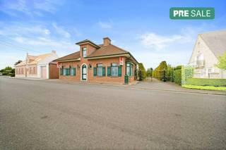 Exclusief te koop in Langemark. Een alleenstaande villa (bj. 2000) gebouwd met zeer kwaliteitsvolle materialen. Deze instapklare woning beschikt over uitgestrekte leefruimtes, een prachtige aangebouwde veranda, een zuidwest gerichte tuin, 3 ruime slaapkamers (waarvan 1 gelijkvloers + badkamer) én een multifunctioneel bijgebouw van 40 m² bestaande uit een garage en extra berging. Zéér rustig gelegen met uitstekende bereikbaarheid. <br /><br />INDELING: <br />Gelijkvloers: Inkomhal met maatkasten en apart toilet - Ruime en lichtrijke woonkamer - Toegang tot de riante veranda met zicht op de tuin - Leefkeuken voorzien van alle nodige comfort - Badkamer met dubbele lavabo, bad en douche - Master Bedroom - Grote wasruimte en aparte berging. <br /><br />Verdiep +1: Riante nachthal - Slaapkamer 2 - Slaapkamer 3. <br /><br />Buiten: 2 oprijlanen met sectionale poort - Aangelegde Zuidwest georiënteerde tuin - Bijgebouw 40m² met garage en berging. <br /><br />ALGEMEEN: <br />- Rustige locatie in Langemark <br />- Perceel van meer dan 1.000m² <br />- Zuidwest oriëntatie <br />- Centrale verwarming op aardgas (condensatieketel) <br />- Blanco elektrische keuring (gekeurd 2026) <br />- Gunstig EPC B-Label <br />- Zéér kwaliteitsvolle woning en kloeke bouw <br />- Zonnepanelen aanwezig (4.485 wp) <br />- Asbestveilige woning!<br /><br />Contacteer Maxime op 0493 25 32 64 of via maxime.delbaere@dewaele.com <br /><br /><br />De eigendom wordt aangeboden via de Pre-sale formule. Van 07/10/2026 om 14:00 tot 10/10/2026 om 12:00 kan u de woning op afspraak komen bezichtigen en een bod uitbrengen. De vermelde prijs is een instelprijs. Voor meer info, gelieve contact op te nemen met de dossierverantwoordelijke.<br /><br />Bestuursmaatregelen in het maatregelenregister: nee<br /><br />Deze AI-visualisaties zijn bedoeld als inspiratie. Er werd geen rekening gehouden met technische specificaties, stedenbouwkundige voorschriften of de concrete mogelijkheden tot realisatie.