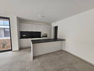 Modern appartement met zeer ruim terras op het gelijkvloers.Zeer centrale ligging, in Opgrimbie en in de nabijheid van het winkelcentrum M2, de...