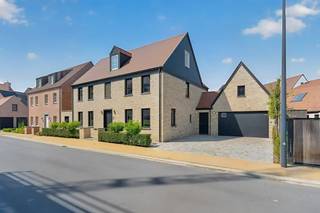Gelegen in een recente verkaveling in het bruisende Knokke-Heist bevindt zich deze exclusieve villa uit 2019. Deze moderne BEN-woning (Bijna-Energieneutraal) combineert een uitzonderlijk gunstig EPC A (48 kWh/m²) met een hoogwaardige afwerking en een zee aan ruimte. De ligging is ideaal voor wie houdt van comfort en bereikbaarheid, met het strand, openbaar vervoer, scholen en diverse winkels in de directe nabijheid. Dit is de perfecte match voor gezinnen die op zoek zijn naar een instapklare, toekomstgerichte thuis aan de Belgische kust.<br /><br />De inkomhal met vestiaire en gastentoilet leidt naar de lichtrijke leefruimte met zit- en eetplaats en een bureau. Koken gebeurt in de volledig ingerichte open keuken, met aansluitend een bijkeuken/wasplaats en berging. De ruime garage heeft een elektrische poort en de oprit biedt extra parkeergelegenheid. Buiten geniet u van de zonnige tuin met overdekt terras.<br /><br />Op de eerste verdieping biedt de nachthal toegang tot twee slaapkamers, een badkamer met bad en douche, en de master bedroom met dressing en ensuite badkamer. Via een vaste trap bereikt u de tweede verdieping, nu ingericht als tweede leefruimte en berging. Deze etage is eenvoudig om te bouwen tot twee extra slaapkamers en een badkamer, wat de mogelijkheid biedt tot maar liefst vijf slaapkamers in deze hoogwaardig afgewerkte villa.<br /><br />Uniek aanbod voor wie op zoek is naar een ruime villa te Knokke-Heist!<br /><br />Wenst u meer informatie of een bezoek? Contacteer Arne via 0493 25 35 85 <br /><br />Bestuursmaatregelen in het maatregelenregister: nee