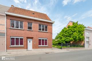 In het rustige en landelijke Sinaai staat deze charmante en ruime woning te koop, ideaal voor wie op zoek is naar een project met karakter. De woning beschikt over een bewoonbare oppervlakte van meer dan 200m2 op een perceel van 708m2 en biedt tal van mogelijkheden. Op het gelijkvloers heeft u een inkomhal, een ruime living met gezellige houthaard, een lichtrijke en vernieuwde achterbouw, een open en ingerichte keuken, een apart toilet, een bergruimte/wasplaats, een badkamer met bad, douche, dubbele lavabo en toilet, en een eerste slaapkamer of bureauruimte. Op de eerste verdieping zijn er momenteel 4 te renoveren slaapkamers en een vaste trap naar de grote zolder. De oprit naast de woning biedt plaats voor meerdere auto's en loopt naadloos over naar het zuidwest gerichte terras en de mooie bloemrijke tuin waar het heerlijk vertoeven is. Een garage en een grote opbergruimte zorgen voor het nodige comfort. De ramen zijn voorzien van deels enkele en deels dubbele beglazing en rolluiken. Verwarming op stookolie. Op wandelafstand van de "Dries" te Sinaai. Talrijke fiets- en wandelroutes in de directe omgeving. Voelt u zich aangesproken door de charme en het potentieel van deze woning, aarzel dan niet om een bezoek in te plannen.