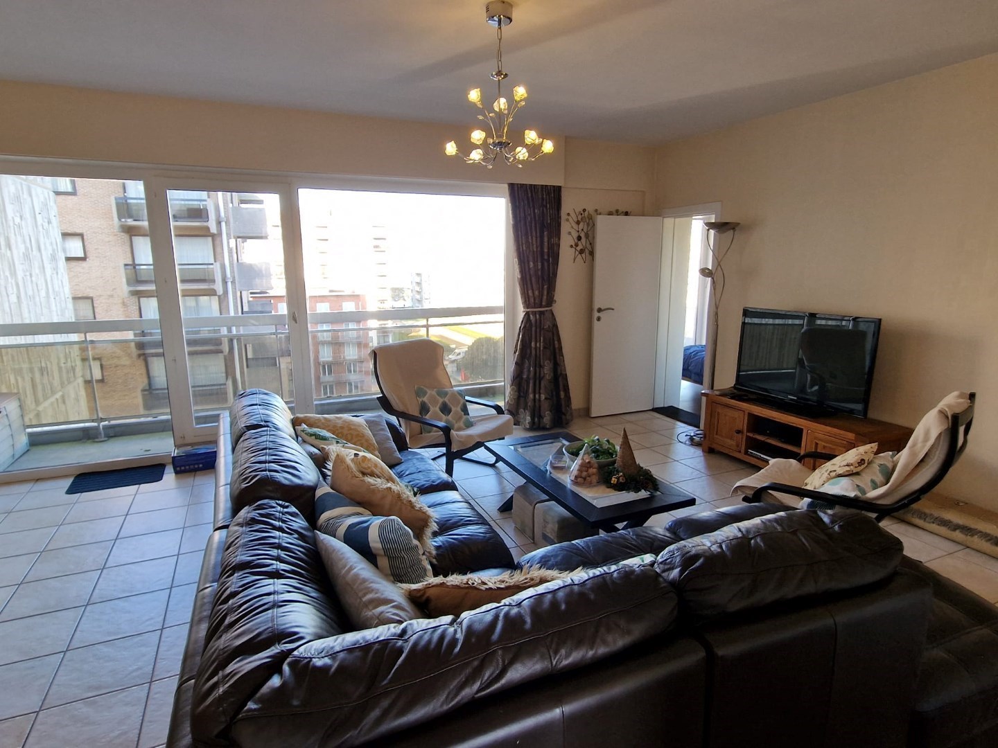 RUIM APPARTEMENT (105m2) MET 2 SLAAPKAMERS + 1 SLAAPHOEK MET ZEEZICHT GELEGEN OP DE PRACHTIGE LEOPOLD I ESPLANADE TE DE PANNE - foto 4