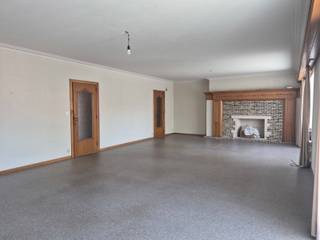Dit ruime appartement is gelegen in het centrum van Beerse en bevindt zich op de tweede verdieping van een kleinschalig gebouw zonder lift. Via de inkomhal komt u terecht in de lichtrijke woonkamer, die voldoende ruimte biedt voor een gezellige zit- en eethoek. Aansluitend bevindt zich de keuken. Het appartement beschikt over twee grote slaapkamers, waardoor het ideaal is voor koppels, kleine gezinnen of wie graag extra ruimte heeft. Verder is er een praktische berging die ook perfect kan dienen als bureau of hobbyruimte. De badkamer is uitgerust met een ligbad, lavabo en toilet. Tot slot kunt u genieten van een balkon, een aangename plek om even buiten te vertoeven. Dankzij de centrale ligging bevinden winkels, horeca en openbaar vervoer zich op wandelafstand. In de gemeenschappelijke delen zit het voorschot voor de verwarming begrepen. Een BEZOEK aanvragen kan enkel online via WWW.VASTGOEDPARTNERS.BE