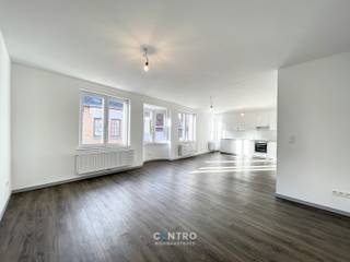 Volledig gerenoveerde woning met 4 slaapkamers en handelsruimte!<br /><br /><strong>INDELING:<br /><u><em>Gelijkvloers:</em></u></strong><br />Handelsruimte - afzonderlijke bureelruimte - berging - kitchenette - afzonderlijk gastentoilet - sas (voor leveringen) - ZUIDgericht zonneterras.<br /><br /><u><em><strong>Eerste verdieping:</strong></em></u><br />Hal - RUIME living - volledig ingerichte open keuken (o.a. met fornuis, dampkap, spoelbak en frigo) - ruime badkamer (o.a. met lavabomeubel, toilet en inloopdouche) - bureel/1ste slaapkamer.<br /><br /><u><em><strong>Tweede verdieping:</strong></em></u><br />Nachthal - 3 volwaardige slaapkamers.<br /><br /><u><strong>Opmerkingen:</strong></u><br />- Volledig gerenoveerd!<br />- GOED energielabel: B!<br />- Onmiddellijk beschikbaar.<br />- Parkeergelegenheid in de straat.<br />- Recht tegenover apotheek.<br />- Onmiddellijk beschikbaar.<br /><br />RUIME woning met alle hedendaags comfort in het centrum van Ledegem! Aarzel zeker niet om ons te contacteren voor een bezoek ter plaats: 051/817.817 - info@cento.be.
