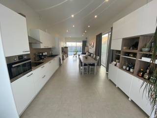 Uitstekend gelegen, energiezuinig gelijkvloersappartement in het Centrum van Merkem.Het appartement bestaat uit:Inkomhal - gastentoilet - ruime...