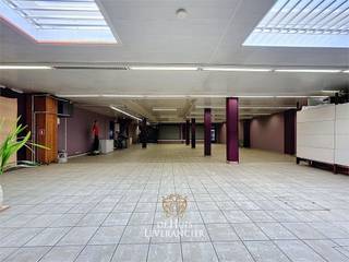 Bent u opzoek naar een ruime handelsgelijkvloers ?Kom snel kijken naar dit ruim pand in het centrum van Kontich Kazerne, ideaal voor allerlei...