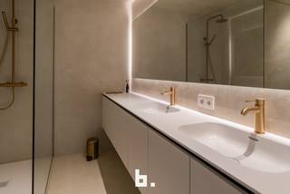 Dit luxueus 3 slaapkamer appartement bieden wij u te koop aan. Het appartement geniet van een prachtig zicht op de vestinggracht te...