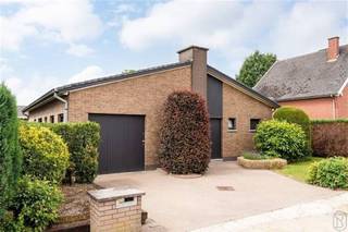 <p>Deze bungalow is SUPER gelegen in een zeer mooie en rustige wijk. Brede oprit, ruime garage, 3 grote slaapkamers, afzonderlijke bureau en zonnige tuin! INDELING: inkomhal, gastentoilet, grote lichtrijke leefruimte, keuken, garage met bergruimte en wasplaats, nachthal, 3 slaapkamers, badkamer en bureautje. Boven is er een handige zolder, die kan worden uitgebouwd tot extra verdiep. De woning heeft 20 ZONNEPANELEN.</p>