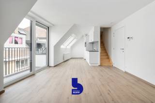 Welkom thuis in deze stijlvolle nieuwbouwduplex, ideaal gelegen in het hart van Oostende. Dankzij de centrale ligging bevindt u zich op wandelafstand van winkels, restaurants, het strand en het station, terwijl u toch geniet van de rust van een straat met weinig passage.<br /><br />Deze duplex werd ontworpen met oog voor ruimte, licht en wooncomfort. Op het gelijkvloers bevindt zich de ruime leefruimte met een gezellige woonkamer die naadloos overgaat in de moderne open keuken. De keuken is uitgerust met een praktisch keukeneiland en hoogwaardige toestellen, waardoor koken en samenzijn perfect samengaan. De open indeling zorgt voor een aangename en eigentijdse sfeer waarin het dagelijkse leven optimaal tot zijn recht komt.<br /><br />Vanuit de leefruimte heeft u rechtstreeks toegang tot het aangename terras, een heerlijke buitenruimte waar u in alle rust kunt genieten van een ontbijt in de ochtendzon, een aperitief met vrienden of ontspannen momenten in de buitenlucht.<br /><br />Op de verdieping bevinden zich de twee comfortabele slaapkamers, beide met voldoende ruimte voor praktische opbergmogelijkheden. Ook de stijlvolle badkamer bevindt zich op deze verdieping en werd afgewerkt met kwaliteitsvolle materialen. Ze beschikt over een douche en een eigentijdse uitstraling. Daarnaast is er een aparte berging voor extra comfort.<br /><br />Deze nieuwbouwduplex combineert een hoogwaardige afwerking, een doordachte indeling met de leefruimtes op het gelijkvloers en de slaapvertrekken op de verdieping, én een toplocatie in Oostende. Een unieke opportuniteit voor wie op zoek is naar comfortabel wonen aan de kust of een zorgeloze investering.<br /><br />Interesse in dit project? Contacteer ons vandaag nog voor een vrijblijvend bezoek en ontdek zelf alle troeven van deze prachtige duplexwoning.