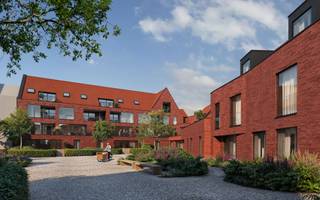 Op zoek naar een strategische locatie om uw zaak op te starten of uit te breiden? Deze nieuwbouw handelsruimtes (casco), gelegen langs een belangrijke invalsweg net buiten het centrum van Brugge, bieden een uitzonderlijke combinatie van zichtbaarheid, bereikbaarheid en moderne uitstraling.<br /><br />Dankzij de ligging op een belangrijke invalsweg geniet uw onderneming van een constante stroom voorbijgaand verkeer. Dit zorgt voor maximale visibiliteit en een sterke commerciële meerwaarde voor uiteenlopende activiteiten.<br /><br />De ruimtes bevinden zich in een hedendaags nieuwbouwproject met een prachtige architectuur en veel aandacht voor licht, flexibiliteit en gebruikscomfort. De indeling kan eenvoudig worden aangepast aan de noden van uw zaak, waardoor zowel starters als gevestigde ondernemers hier perfect hun plek vinden.<br /><br />