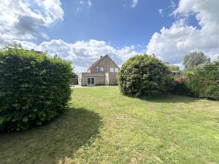 Ontdek deze ruime halfopen woning, ideaal gelegen op het einde van een doodlopende straat. Een oase van rust, maar toch vlot bereikbaar!<br /><br />Indeling als volgt:<br />Bij het betreden van de woning kom je in een uitnodigende inkomhal die rechtstreeks leidt naar het ruime leefgedeelte met zithoek en eetplaats. Aansluitend vind je de volledig geïnstalleerde ruime keuken met een tweede, gezellige eethoek.<br /><br />De recent vernieuwde badkamer op het gelijkvloers is uitgerust met een moderne inloopdouche en stijlvol lavabomeubel. Verder is er een apart toilet en een praktische, aanpalende wasplaats met extra opbergruimte.<br /><br />Op de eerste verdieping bevinden zich 3 volwaardige slaapkamers. De zolderverdieping is bereikbaar via een vaste trap en biedt tal van mogelijkheden. <br /><br />Buiten geniet je van een mooi aangelegde tuin. Perfect onderhouden en genietend van een Oost-oriëntatie. Eveneens ook rechtstreeks toegankelijk via de straatkant.<br /><br />De woning beschikt bovendien over een ruime garage (33,4 m²) met sectionaalpoort en een ruime oprit met plaats voor 4 wagens.<br /><br />Interesse? Neem snel contact op voor een bezoek en ontdek zelf de charme en mogelijkheden van deze fijne gezinswoning!<br /><br />Onze ref. DEV4741