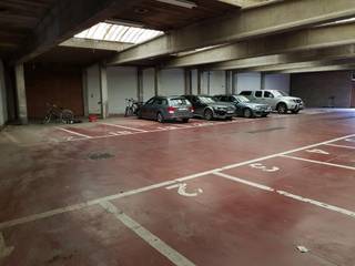 Bent U het beu het zoeken naar een parking plaats na een vermoeiende dag op het werk ?<br />Of bent u werkzaam in de omgeving van het Boekenbergpark maar woont niet in deze omgeving ?<br />Dan is dit de kans om dit probleem op te lossen : een autostaanplaats in de Sint Rocchusstraat .<br />Vlot in - en uitrijden , niet ondergronds maar gelijkvloers .<br />Geen donker " kelder " gevoel maar een ruime licht/luchtige en gemakkelijk toegankelijke ruimte .<br />Perfecte aansluiting naar autostrade - centrum Antwerpen , openbaar vervoer .<br />Voor meer info bel naar Luc Taeymans - 0475/53.53.02