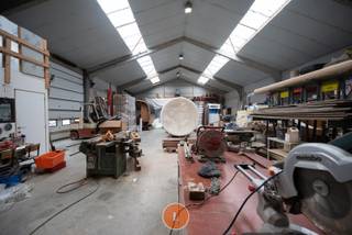 Deze unieke eigendom leent er zich perfect toe om wonen en werken te combineren.Achteraan het perceel staat een loods - opgericht in 2005 - van 360m²...