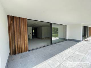 In <strong>centrum Desselgem </strong>treffen we dit casco handelspand van <strong>75 m2</strong><br /><br />De nieuwbouw residentie "Hof ter mote" werd opgetrokken vlak naast de kerk in Desselgem.<br />Op het gelijkvloers bevinden zich <strong>2 commerciële ruimtes</strong>, waarvan 1 reeds verkocht. Hierin komt een kapsalon.<br /><br />Een grote troef is de <strong>grote hoeveelheid parking</strong> die zich rond de kerk bevind, vlak tegenover de residentie.<br />Achteraan het handelspand is een zeer <strong>groot schuifraam</strong>, die zorgt voor enorm <strong>veel lichtinval</strong> met aansluitend terras/tuin.<br /><br />De handelspanden zijn casco opgeleverd en kunnen dus nog <strong>volledig naar eigen smaak afgewerkt worden</strong>.<br />Indien gewenst kunnen wij ook instaan voor de coördinatie van de volledige afwerking.<br /><br /><strong>Voor meer info of een bezoek gewenst contacteer martijn@maesconceptimmo.be of via 0470/62.95.68.</strong><br /> 