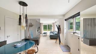 Volledig gerenoveerd tuinappartement gelegen in een villaresidentie op een AAA ligging in het Zoute. <br /><br />Indeling: Inkomhal met vestiaire en gastentoilet. Lichtrijke woonkamer uitgevend op het zonnige terras en tuin met aansluitend een grote open keuken. 3 volwaardige slaapkamers allen voorzien van ingemaakte kasten. 1 badkamer (bad, inloopdouche en lavabo) en 1 douchekamer (douche en lavabo). Apart toilet op de nachthal. Privatieve kelder in de residentie. Mogelijkheid tot aankoop van een garagebox in de residentie (100.000 EUR). Conciërge. <br /><br />EPC 222 kWh/m²/jaar. UC : 20220703-0002485048-RES-3.