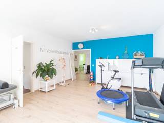 <p>Via de inkomhal betreed je dit lichtrijk gelijkvloers appartement, dat momenteel dienstdoet als kinesitherapiepraktijk. De ruime indeling en overvloed aan natuurlijk licht maken het een aangename plek om te wonen of werken. Het appartement beschikt over twee volwaardige slaapkamers, ideaal voor een klein gezin, koppels of wie graag een extra kamer als bureau of hobbyruimte gebruikt.</p><p>De badkamer wordt momenteel benut als bureauruimte, wat de flexibiliteit van de indeling benadrukt. Daarnaast is er een apart toilet, wat extra praktisch is in het dagelijks gebruik. Het appartement heeft een gunstig EPC-label C, wat wijst op een degelijke energiezuinigheid en comfort.</p><p>Gelegen op een toplocatie nabij het centrum van Boechout, geniet je hier van uitstekende bereikbaarheid en alle voorzieningen binnen handbereik. Met een supermarkt letterlijk over de deur is het dagelijkse gemak verzekerd. Dit gelijkvloers appartement vormt dan ook een interessante opportuniteit voor investeerders of voor wie op zoek is naar een centraal gelegen, appartement met potentieel voor praktijkruimte of thuiswerk.</p>