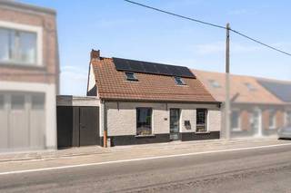 • Charmante woning met garage• Grote, zongerichte tuin met idyllisch uitzicht en buitenbar• Volledig instapklaar, vrijgesteld van...