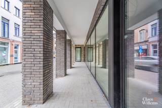 Discover this strategically located shell commercial property on one of the busiest access roads to the center of Halle. Thanks to its...