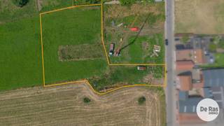 <p>STEENHUIZE - WIJNHUIZE - Ruime bouwgrond met achterliggende weide van 4.238 m² in landelijk Steenhuize-Wijnhuize<br /><br />Deze uitzonderlijke bouwgrond met achterliggende weide (lot 1B) heeft een totale oppervlakte van maar liefst 42a 38ca en is gelegen in het rustige en landelijke Steenhuize-Wijnhuize. <br /><br />De grond is vlak gelegen en beschikt over een straatbreedte van 16,60 meter (loten 6 en 6A volgens het bijgevoegde plan). Als laatste bouwperceel aan deze zijde van de straat geniet u van een blijvend open en landelijk uitzicht, zowel achteraan als langs de zijkant van de toekomstige woning.<br /><br />Het perceel is deels gelegen in woongebied met landelijk karakter en deels in agrarisch gebied, wat zorgt voor een groene en rustige omgeving met tal van mogelijkheden.<br /><br />Bent u op zoek naar de ideale locatie voor het realiseren van uw droomwoning? Of wenst u een ruime bouwgrond voor een open bebouwing met een prachtig uitzicht en voldoende ruimte voor het houden van dieren of paarden? Dan is dit perceel absoluut een bezoek waard.<br /><br />Gronden van deze omvang en met dergelijke ligging zijn uiterst zeldzaam op de markt. Wacht niet te lang en ontdek zelf de vele troeven van dit unieke aanbod.<br /><br />Voor meer info of bouwvoorschriften 053/60.65.60.<br /><br />Belangrijkste bouwvoorschriften:<br />- Voorbouwlijn op ca. 13 m achter de voorste perceelgrens<br />- Max. voorgevelbreedte: 10,60 m, met een bouwvrije strook van 3 m langs beide zijden<br /><br />Afwerking mogelijk met:<br />- Hellend dak (max. 45° helling, kroonlijsthoogte max. 6,60 m)<br />- Plat dak (max. hoogte 6,6 m)<br /><br />Maximale bouwdiepte:<br />- Gelijkvloers: 15 m<br />- Verdieping: 12 m</p>