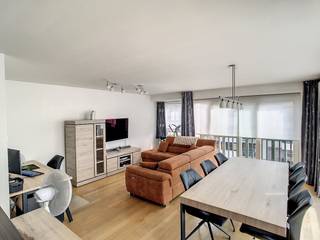 In de Zeelaan te Koksijde vinden we dit prachtig appartement met 2 slaapkamers, 2 badkamers en garagebox (optioneel) te huur. Pal in het centrum en op wandelafstand van de zee.<br /><br /><br />INDELING:<br />> Derde verdieping:<br />- Inkomhal met gastentoilet;<br />- Ruime leefruimte met open keuken en twee balkons;<br />- Keuken voorzien van alle nodige apparaten;<br />- Berging met aansluiting wasmachine;<br />- Slaapkamer 1 met balkon;<br />- Slaapkamer 2 met aansluitende badkamer voorzien van wasmeubel, toilet, bad/douche;<br />- Badkamer voorzien van douche en wasmeubel.<br /><br />> Kelderverdieping:<br />- Kelderberging.<br /><br />TROEVEN:<br />- TOPlocatie;<br />- Vlakbij zee en de winkelstraat van Koksijde;<br />- Twee volwaardige slaapkamer met eigen badkamer;<br />- Garagebox (optioneel).<br /><br />Gemeenschappelijke kosten: + €105,-/maand (inclusief €30,-/maand voorschot water)<br />Beschikbaar vanaf 01/10/2026<br /><br />Ben je geïnteresseerd in dit pand te huur in Koksijde? Ga naar de website www.dewaele.com, klik op het pand dat je wenst te huren. Via de rode knop "vraag je bezoek aan" vragen we u kort een profiel in te vullen. Daarna nemen we contact op voor een bezoek. Telefonisch kunnen er geen afspraken gemaakt worden.<br /><br />