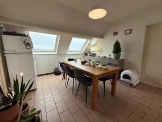 Op een boogscheut verwijderd van het gezellige dorpje Onze-Lieve-Vrouw-Waver ligt dit dakappartement met ruim terras en garage.Het appartement omvat:...