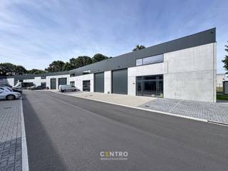 <p><u><strong>Benaderende AFMETINGEN:</strong></u><strong> </strong><br />15m x 17m + 2 parkeerplaatsen voor de deur.<br /><br /><u><strong>AFWERKING</strong>:</u><br />Metalen constructie met volledige overspanning (geen palen) -bevloering in gepolierde beton - wanden in cellenbeton - vrije hoogte: 6m, geïsoleerde elektrische sectionaalpoort (h: 4,5m; b: 4m) met afzonderlijke loopdeur (aluminium) - geïsoleerd plat dak met centrale lichtstraat - geïntegreerd rookluik en rookdetector.<br />Groot glaspartij voor burelen (gelijkvloers en verdieping).<br /><br /><u><strong>NUTSVOORZIENINGEN</strong>:</u><br />Elektriciteit (Drijfkracht, 3 x 400v, 32A), stads -en regenwater, internet en riolering. <br /> </p>

<p><u><strong>BESTEMMINGSMOGELIJKHEDEN</strong>:</u><br />Opslag, stockage van goederen en lichte productie<br /><br /><u><strong>LIGGING</strong>:</u><br />Op 1,5km van N44 (Aalter-Maldegem) en 4,5km van E40. Toegankelijk voor groot vrachtverkeer!<br /><br /><u>* BIjzonderheden:</u><br />- Brandklasse C.<br />- Huurprijs is exclusief 21% btw (100% recupereerbaar voor btw-plichtige), gemene kosten van het bedrijvenpark en onroerende voorheffing (conform aanslagbiljet).<br />- Onze referentie: <strong>P0505 </strong>op www.centro.be<strong> </strong>of contacteer ons op <strong>050 70 01 02</strong>.</p>