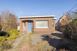 Te renoveren woning met 1 slaapkamer nabij het centrum van Nijlen.Indeling GLV: inkomhal; woonkamer; keuken; berging; wasplaats; badkamer en...