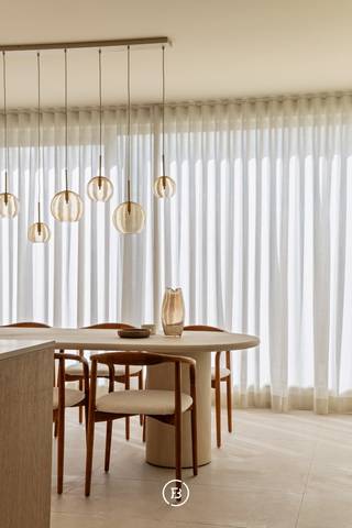 Dit hoogwaardig afgewerkte appartement maakt deel uit van het prestigieuze nieuwbouwproject AQUILO, gelegen in het stijlvolle en rustige Sint-Idesbald. Hier komen modern comfort en verfijnde architectuur samen op een unieke locatie aan de Belgische kust.<br /><br />Dankzij individuele zonnepanelen, een geavanceerd ventilatiesysteem (type D), doorgedreven isolatie en een warmtepomp, voldoet dit appartement aan de strengste normen op vlak van energiezuinigheid. De royale oppervlaktes versterken het gevoel van luxe en ruimte.<br /><br />Indeling (volgens plan):<br />Inkom met toilet en berging, lichtrijke leefruimte met open keuken, 2 slaapkamers met elk zijn eigen badkamer, terras en ruime zolderberging.<br /><br />Dit appartement is volledig instap klaar en volledig afgewerkt met gordijnen, verlichting, metalen deuren, schilderwerken en meer.<br /><br />Afmetingen:<br />- Oppervlakte appartement: 133,13 m²<br />- Oppervlakte terras: 20,09 m²<br />- Oppervlakte zolderberging: 22,69 m²<br /><br />Extra’s:<br />Aankoop van een ondergrondse parkeerplaats en kelderberging is verplicht, maar niet inbegrepen in de vermelde prijs.<br /><br />Dit is een unieke kans om te wonen in een exclusieve setting in het hart van Sint-Idesbald. Wenst u meer informatie of een bezoek aan het ingericht modelappartement?<br />Neem vrijblijvend contact met ons op via 050 66 00 00 of louna@found-baker.com