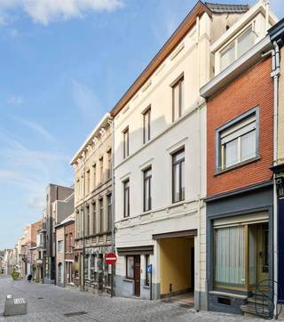 In het CENTRUM gelegen grote karaktervolle woning met dakterras en 20 zonnepanelen. . INDELING woning: ruime inkom en een bureau, op het 1ste verdiep: gezellige leefruimte met keuken, groot terras van 60m², en toilet. Op de 2de verdieping hebben we 3 slaapkamers, een ruime badkamer en een dressing. Handige grote zolder met extra mogelijkheden: extra kamer of hobbyruimte. EPC C.