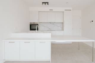 <p>Bezoek mogelijk na aanmaak huurdersprofiel via: https://onid.mijnhuurprofiel.be/property/cd519c7f-7600-4b6a-907a-037c9ba91d9e</p><p><br /></p><p>Dit moderne en splinternieuwe appartement bevindt zich in Het Midden, een groene en duurzame woonsite in het centrum van Boechout.</p><p>Het appartement is uitgerust met alle hedendaagse woontechnieken, waaronder een warmtepomp, vloerverwarming en andere energiezuinige installaties die zorgen voor een uiterst hoog wooncomfort. Bovendien is het appartement volledig voorzien van moderne verlichting.</p><p>Met twee volwaardige slaapkamers, een praktische berging en een gezellig terras biedt het alle ruimte voor comfortabel wonen. Daarnaast zijn een ondergrondse autostaanplaats en een private kelderberging inbegrepen.</p><p>Dit appartement combineert comfort, duurzaamheid en een centrale ligging, ideaal voor wie modern en zorgeloos wil wonen. De maandelijkse kosten bedragen <strong>125 euro.</strong></p>