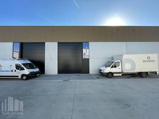 Nieuwbouw KMO-unit met een oppervlakte van +/- 164 m² en 1 privatieve parkeerplaats te huur. Fantastisch gelegen langs de Kwadestraat in de schaduw van het Westwing Park.<br /><br />Het casco magazijn is opgebouwd uit een staalconstructie met een buitenschil bestaande uit een combinatie van geïsoleerde betonpanelen en sandwichpanelen. De loods, brandklasse B, heeft een vrije hoogte van +/- 6 meter en is toegankelijk via een automatische sectionale poort (4 m B x 4,5 m H) met een aparte toegangsdeur en glaspartij. Verder is er verlichting, water en elektriciteit aanwezig. <br /><br />De unit maakt deel uit van het bedrijvenpark "Hexahub" dat ondernemen combineert met een knappe architectuur. De strategische ligging, pal in het hart van ondernemend Roeselare, aan afrit Rumbeke, AZ Delta en Westwing Park, zorgt voor een vlotte bereikbaarheid en biedt een uitstekende uitvalsbasis voor de hele regio.<br /><br />Ruime parkeer- en manoeuvreerruimte voorzien op het terrein. <br />Onmiddellijk beschikbaar.<br /><br />Contacteer PANORAMA B2B voor bijkomende inlichtingen, plannen of een vrijblijvend plaatsbezoek 050 300 800.