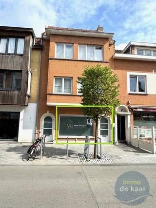 Goed gelegen handelspand in de vernieuwde Langestraat in hartje Nieuwpoort. Dit pand kan verhuurd worden voor veel verschillende doeleinden. Indeling...