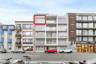 <p><strong>Te koop: instapklaar appartement in Oostende, centraal gelegen aan de Nieuwpoortsesteenweg, met vrij uitzicht vanaf het terras</strong>.</p>

<p> </p>

<p>Dit appartement uit 2006 bevindt zich in een residentiële buurt, vlakbij openbaar vervoer en belangrijke invalswegen. De centrale ligging maakt het ideaal voor wie alles binnen handbereik wil. Het ruime terras biedt een vrij zicht, waardoor u optimaal kunt genieten van de buitenruimte. De open keuken vormt het hart van de leefruimte en zorgt voor een gezellige, verbonden sfeer.</p>

<p> </p>

<p><strong>Indeling:</strong><br /><br />Via de inkomhal heb je toegang tot de open leefruimte met keuken, eetgedeelte en woonkamer.<br />Vooraan is het appartement voorzien van een terras en grote ramen die zorgen voor natuurlijke lichtinval.<br /><br />De hal heeft toegang tot een aparte berging met aansluiting voor een wasmachine, de badkamer en een gastentoilet.<br />Achteraan het appartement zijn er 2 ruime slaapkamers met toegang tot het tweede terras met open zicht.<br /><br /><strong>Troeven:</strong></p>

<ul><li>Centrale ligging nabij voorzieningen en openbaar vervoer</li><li>Vrij zicht vanaf het terras</li><li>Open keuken als centrale ontmoetingsplek</li></ul>

<p> </p>

<p><strong>Neem vandaag nog contact op met Guilliano via +32475345476 voor een bezoek.</strong></p>

<p> </p>

<p>JOUW DROOMAPPARTEMENT. ZO GEVONDEN!</p>