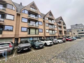 Gelegen aan het station van Herzele vinden we dit super instapklare appartement, bestaande uit een ruime leefplaats met open, ingerichte keuken...